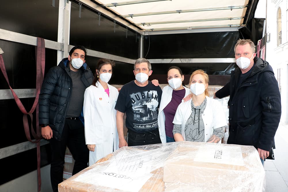 Hilfslieferungen für die Ukraine / Barmherzige Brüder Das Bild zeigt Mitarbeitende mit Hilfslieferungen für die Ukraine.