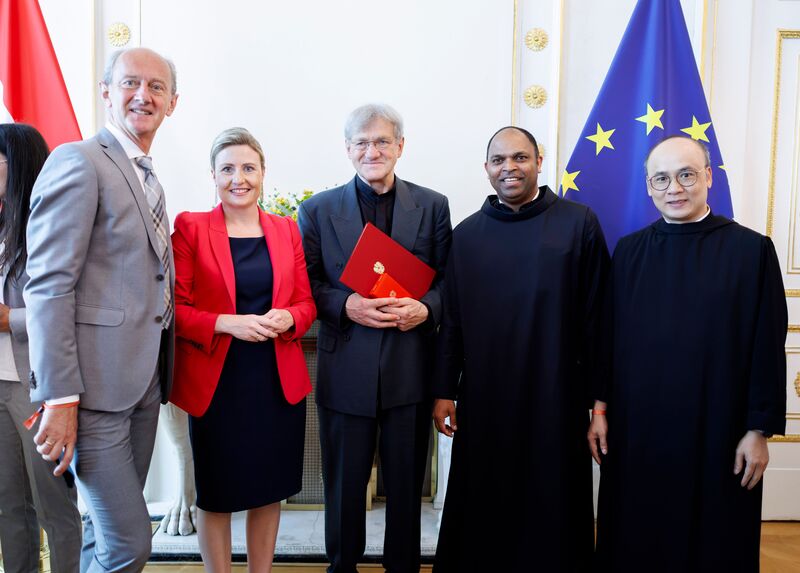 Am 4. Juli 2023 ?berreichte Bundesministerin Susanne Raab (m.l.) Goldene Ehrenzeichen und ein Goldenes Verdienstzeichen.