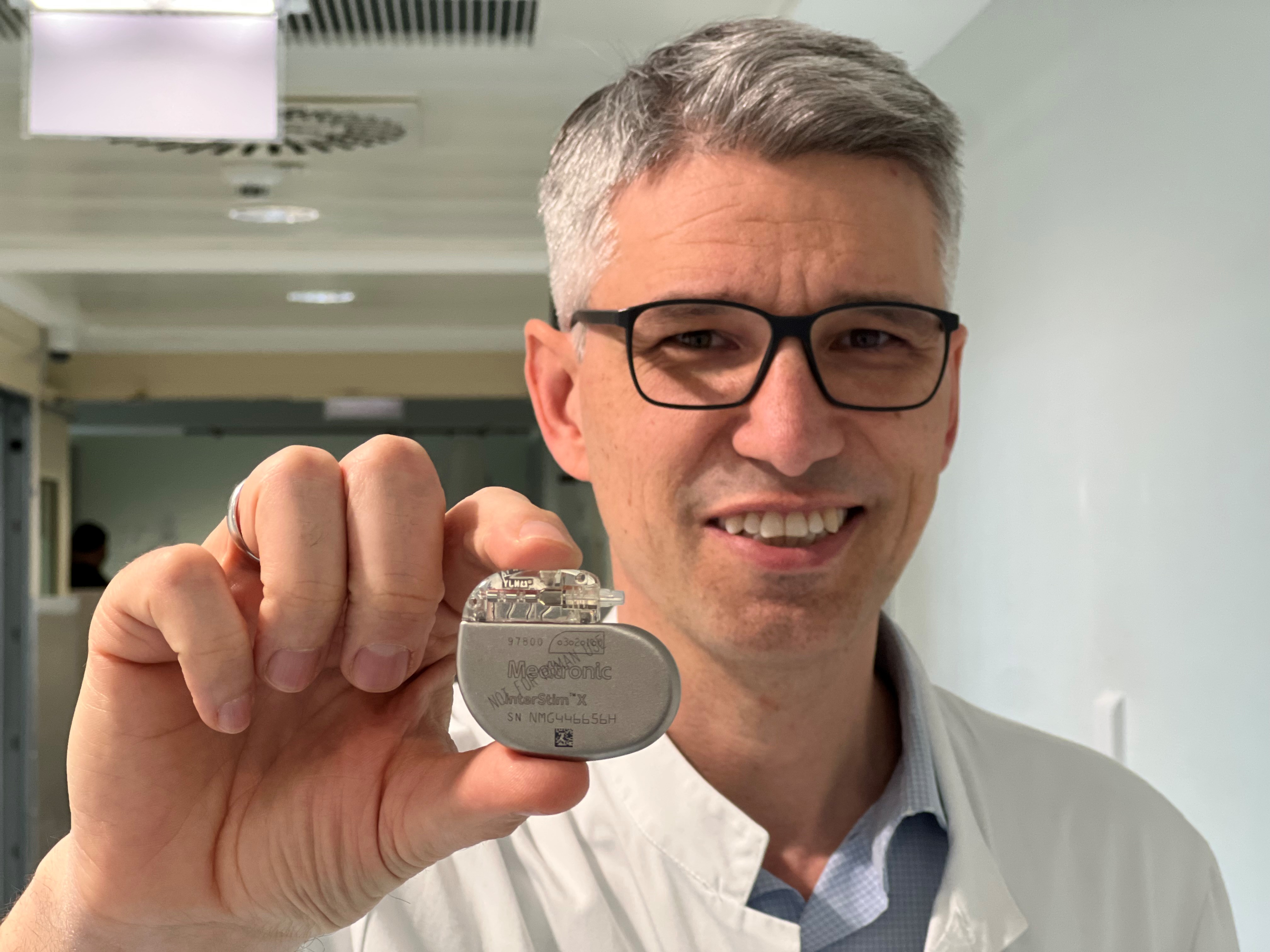 Prim. Priv.-Doz. Dr. Riss, FRCS mit einem Darmschrittmacher in der Hand. 