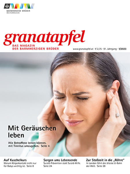 Das Bild zeigt das Cover des Granatapfel Magazins 1/2023 mit einer Frau, die sich die Ohren zuhält.