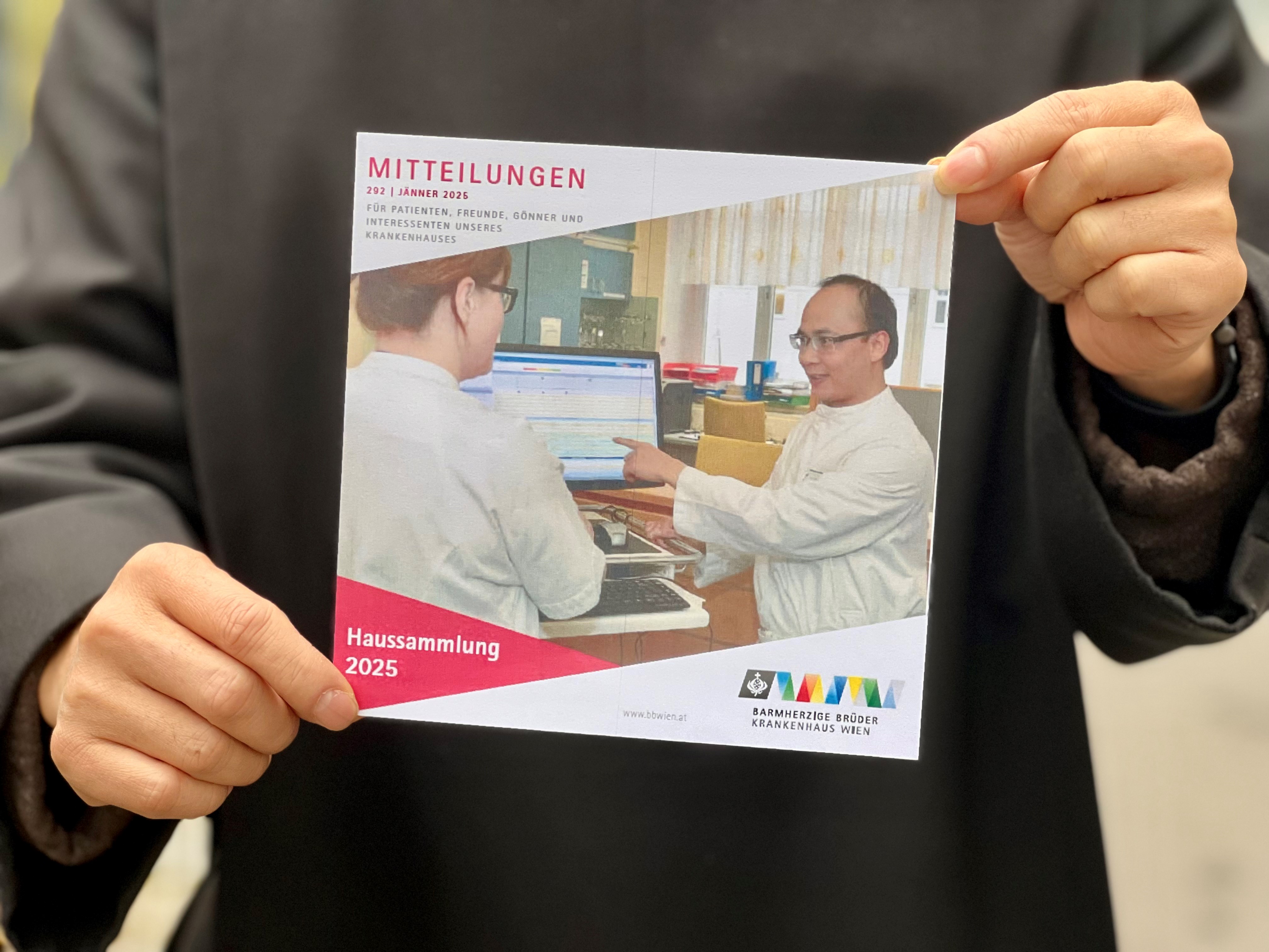 Haussammlung 2025 - wir versorgen nichtversicherte Menschen / Krankenhaus der Barmherzigen Brüder Wien Pater Prior Thomas Pham OH, sac. zeigt das Cover des Spendenfolders Jänner 2025
