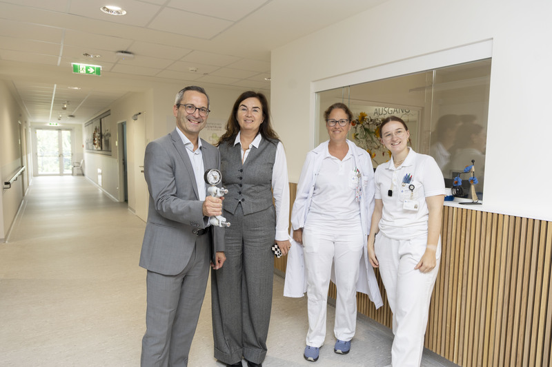 Besuch Elisabethinen-Krankenhaus Klagenfurt / Stadtkommunikation/Just Stadtrat Franz Petritz, die kaufmännische Leiterin Elke Haber, Patricia Walentiny Leiterin Department für Akutgeriatrie und Ergotherapeutin Daniela Aichholzer.