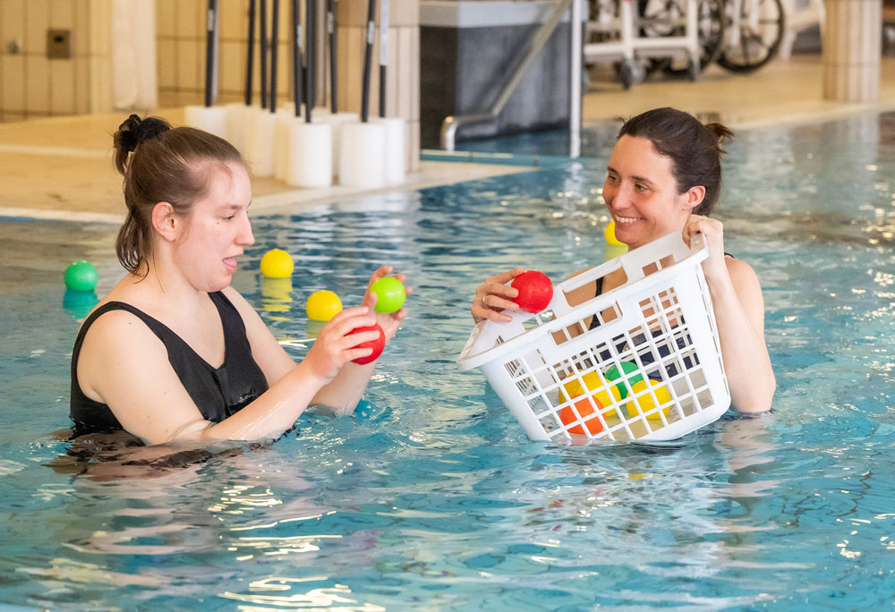 Auch im Wasser werden spielerisch die Fähigkeiten gefördert.