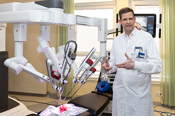 Prof. Prim. Ainger erklärt den Ablauf