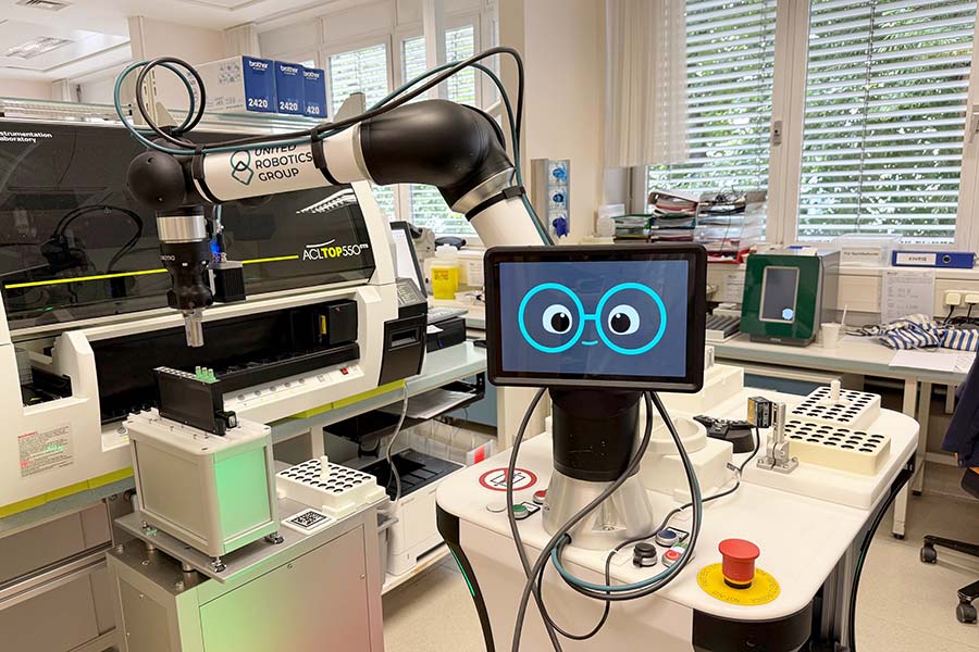 Das Bild zeigt einen Roboter im Labor des Krankenhauses der Barmherzigen Brüder Wien.