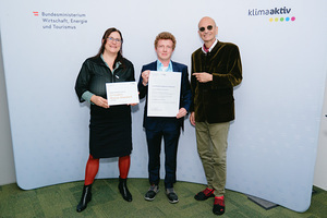 Die Planung des Zubaus zum Elisabethinen Krankenhaus in Klagenfurt erhielt die Auszeichnung klimaaktiv Silber. Im Bild: Gerbert Rammel und Peter Kusstatscher gemeinsam mit Katharina Kowalski (Wirtschaftsministerium)
