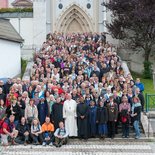 Gruppenfoto der Wallfahrer auf der großen Stiege vor der Basilika.