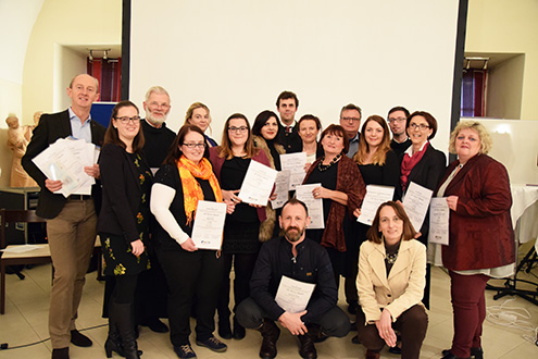Gruppenbild Teilnehmer/innen und Jurymitglieder Kunstwettbewerb Preisverleihung