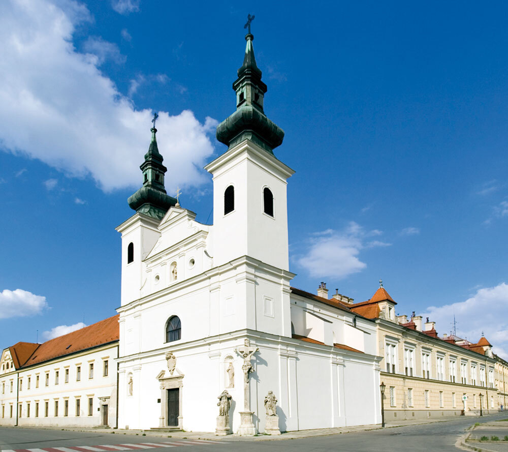 Ansicht der Kirche in Feldsberg / Barmherzige Brüder Das Bild zeigt eine Aussenansicht der Kirche der Barmherzigen Brüder in Feldsberg.