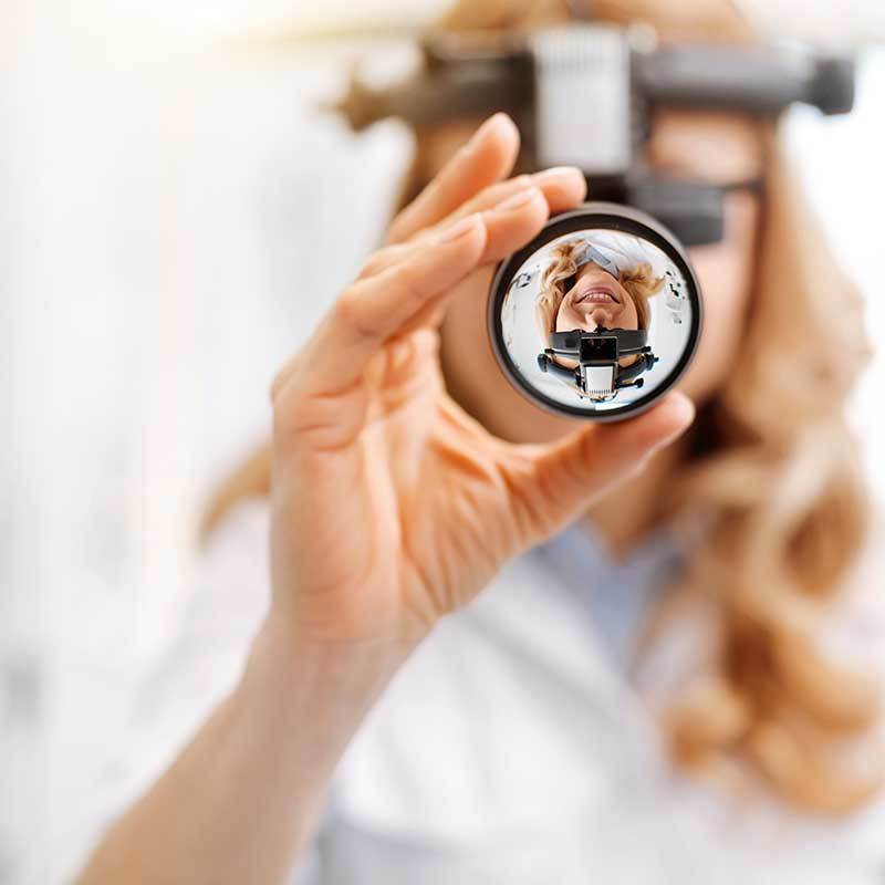 Eine Hand die eine Lupe hält