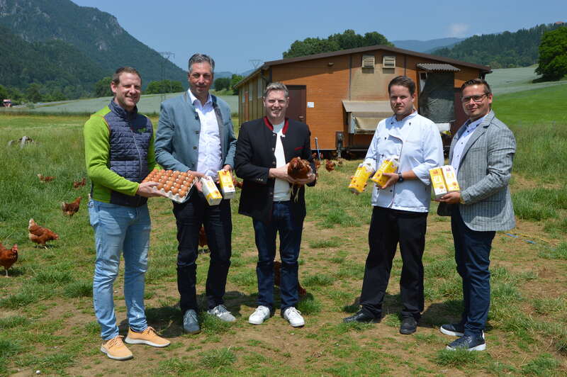 Am Bild: v.l.n.r.: Rene Robitsch (Firma Taufrisch), Mag. Manfred Kraßnitzer (Kaufmännischer Direktor Krankenhaus der Barmherzigen Brüder St. Veit, Stefan Wakonig-Felbinger (Geschäftsführer Eierring Herzogstuhl, Küchenchef Kevin Holzhacker und Walter 
