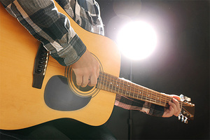 Musiker spielt Gitarre