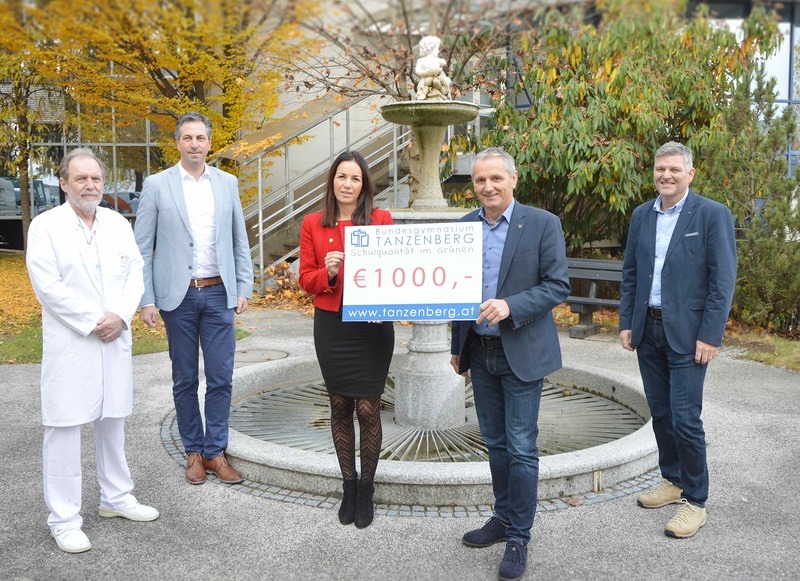 Spende an den Förderkreis Onkologie / Barmherzige Brüder Charity-Aktion des BG Tanzenberg für den Förderkreis Onkologie St. Veit/Glan. v.l.n.r.: Wissenschaftlicher Beirat Prim. Dr. Franz Siebert, Kaufmännischer Direktor Mag. Manfred Kraßnitzer, Mag. Sigrid Weitensfelder, Förderkreis Obmann Meinhard Aicher