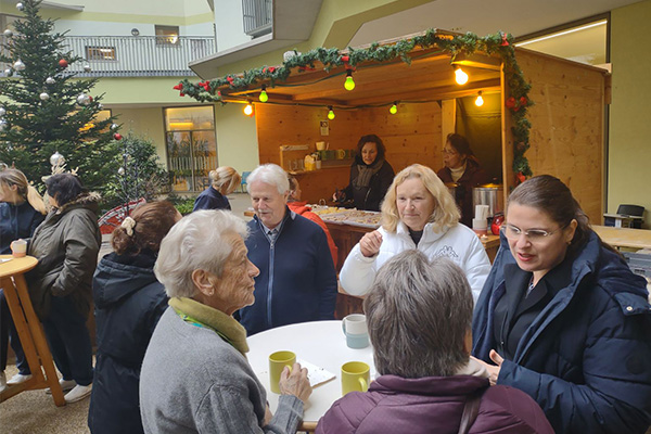 Darüber hinaus hat Direktorin Mag. Ruth Nadbath auch in diesem Jahr wieder eine Familienspende in der Höhe von € 1.000 vom Konvent der Barmherzigen Brüder Kritzendorf überreicht. Die Spende wurde an die Ortsvorsteherin Ingrid Pollauf weitergegeben un