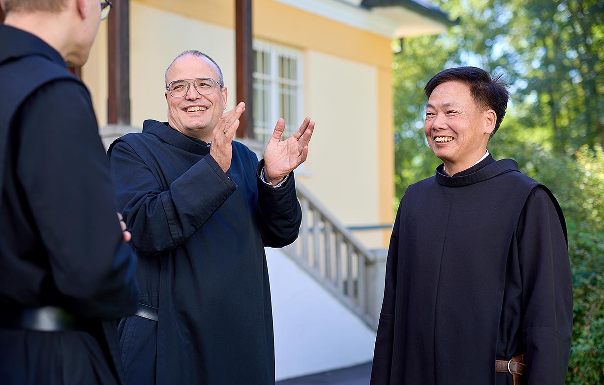 Das Bild zeigt Barmherzige Brüder in einer Gesprächssituation.
