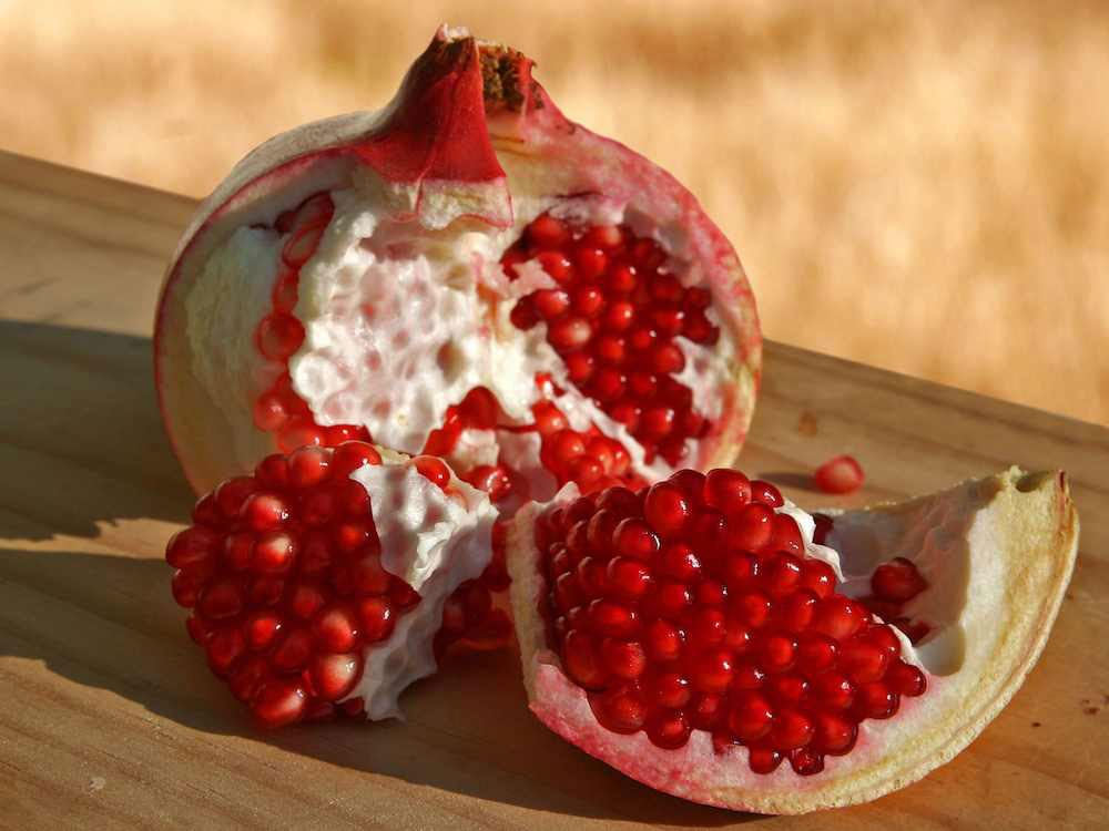 Das Bild zeigt einen geöffneten Granatapfel. / Fir0002_-_Eigenes_Werk_GFDL_1_2_httpscommons_wikimedia_orgwindex_phpcurid_202664