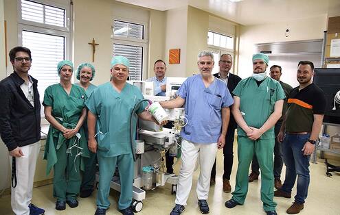 Das Bild zeigt Prim. Dr.  Andreas Liedler, Vorstand der Abteilung für Anästhesiologie und Intensivmedizin, mit Mitarbeitenden der Anästhesiepflege sowie Medizintechnikern und Mitarbeitenden der Herstellerfirma ZeoSys