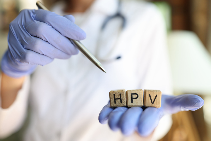 Doctor hands holding wooden cubes with word hpv / depositphotos.com/megaflopp (Alexander Korzh) Close-up of doctor hands holding wooden cubes with word hpv. Practitioner pointing with pen on collected word. Human papillomavirus acronym