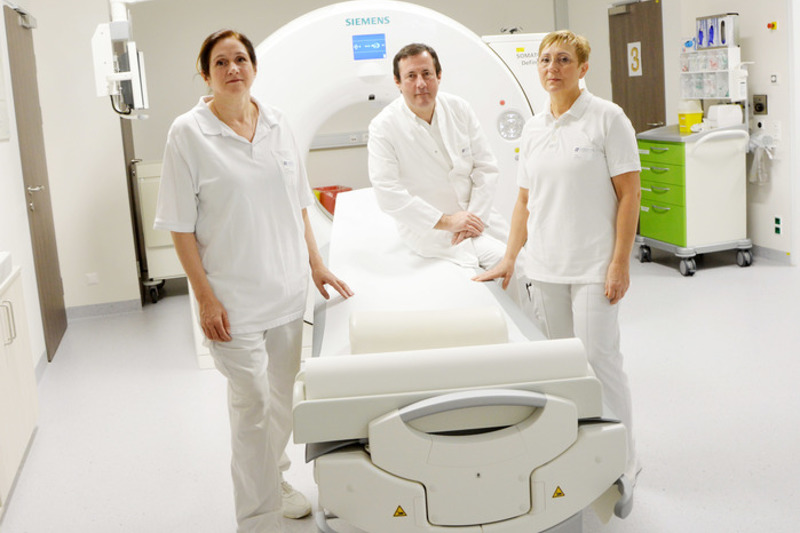 Vom Netzwerk der radiologischen SpezialistInnen rund um EOÄ Dr. Cornelia Kolig-Nöth, Institutsvorstand Prim. Dr. Heinz Lackner, MSc und EOÄ Dr. Elvira Bajzat (rechts) profitieren die PatientInnen im Krankenhaus der Barmherzigen Brüder St. Veit und im