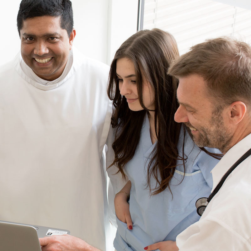 Das Bild zeigt eine Gruppe Jungmediziner in der Basisausbildung bei den Barmherzigen Brüdern