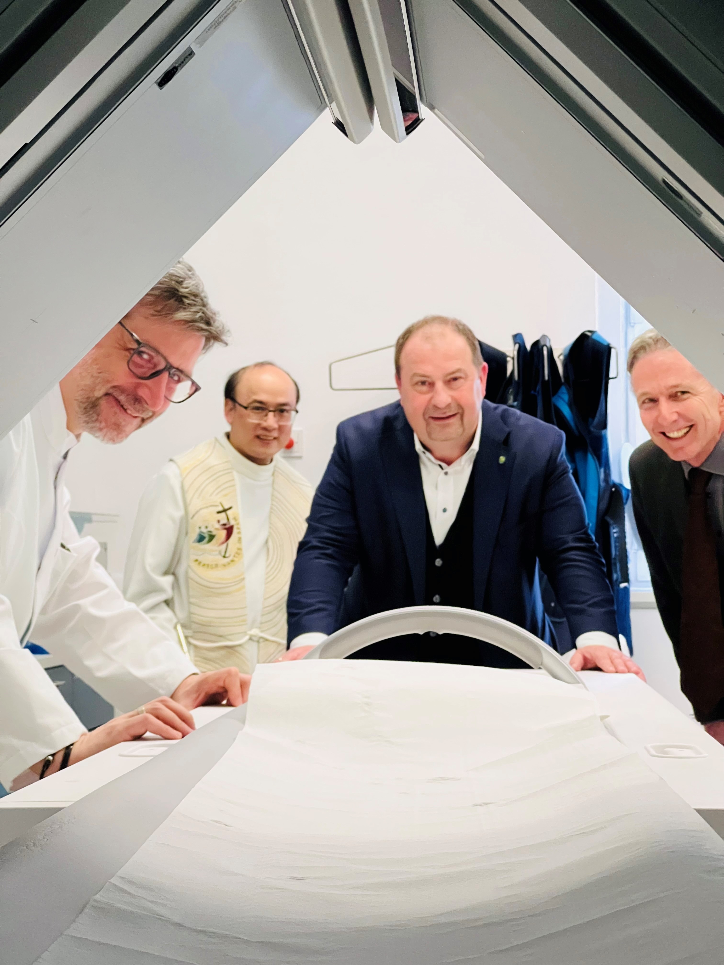 Segnung in der Radiologie und Nuklearmedizin mit Prim. Dr. Christian Neumann, Prior Frater Thomas Pham, Alexander Nikolai, Bezirksvorsteher 2. Bezirk und OA Dr. Gerhard Gruber / Krankenhaus der Barmherzigen Brüder Wien Segnung in der Radiologie und Nuklearmedizin