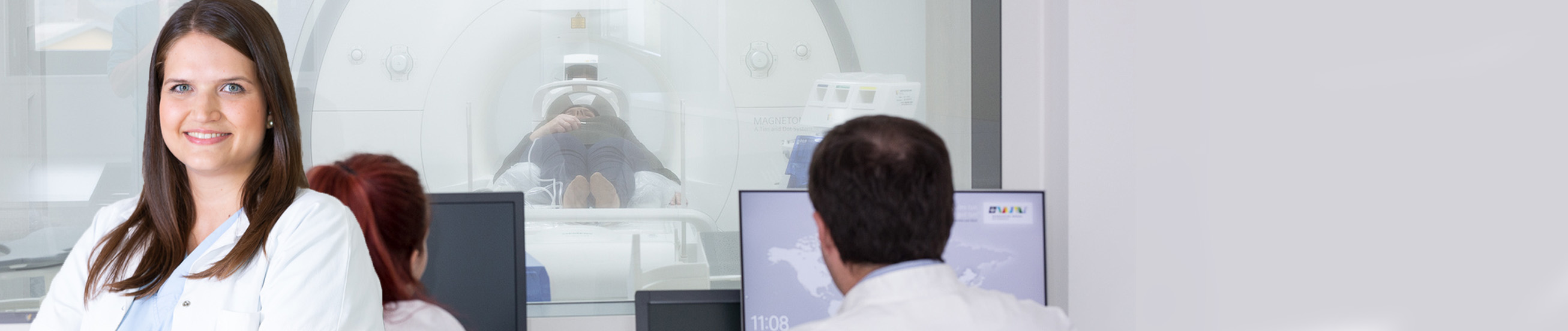 Das Bild zeigt eine junge Fachärztin.