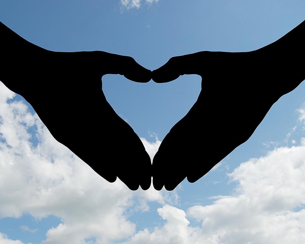 Das Bild zeigt zu einem Herz gefaltete Hände als Symbol für Spiritualität.