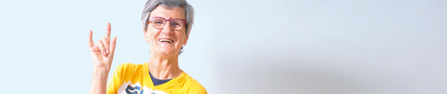 Bewohnerin gebärdet I love you