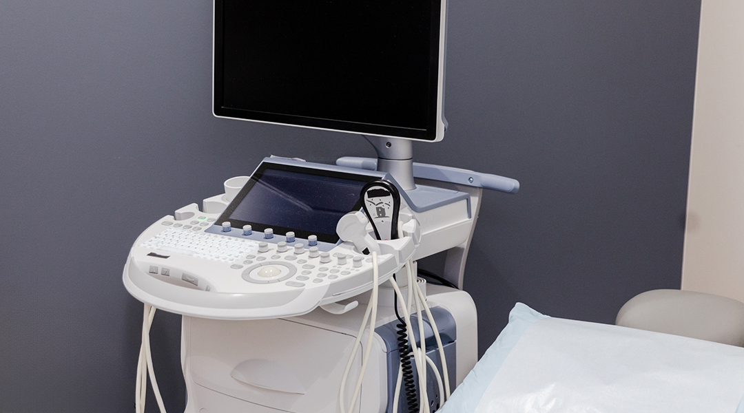 Farbfoto eines Ultraschallraums im Krankenhaus