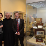 Frater Paulus Kohler OH mit der Ärztlichen Direktorin Dr. Katharina Reich und dem Kaufmännischen Direktor Günter Pacher.