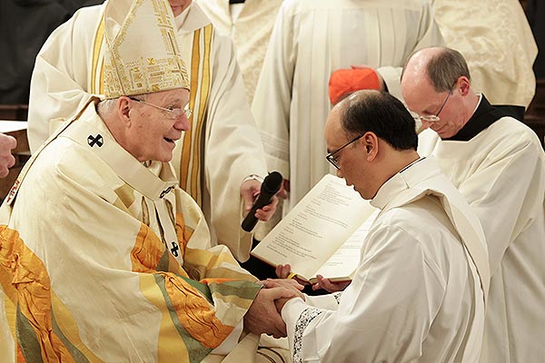 Priesterweihe von Frater Thomas Pham am 23. November 2024 in der Wiener Klosterkirche der Barmherzigen Brüder / SCHOENLAUB Das Bild zeigt eine Szene der Priesterweihe von Frater Thomas Pham am 23. November 2024 in der Wiener Klosterkirche der Barmherzigen Brüder.