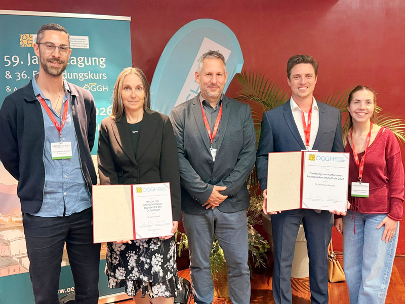 Gruppenfoto / Privat OÄ Dr. Karin Steidl (2. v. links) ist die erste Ärztin in Kärnten mit dem ÖGGH-Diplom für interventionelle Endoskopie. Ass. Dr. Bernhard Fischer (2. von rechts.), ist Förderpreisträger für Nachwuchsendoskopiker 2026