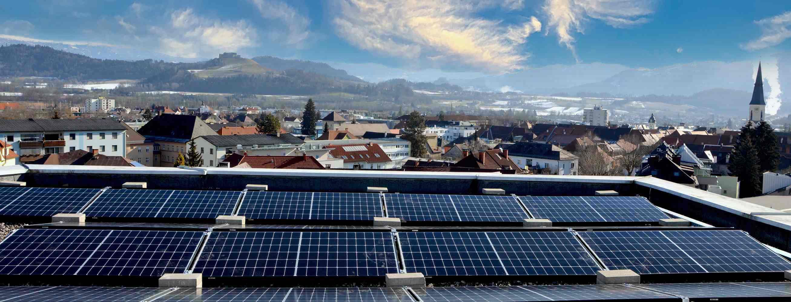 Das Bild zeigt einen Teil der Photovoltaikanlage auf dem Dach des Krankenhauses in St. Veit/Glan.