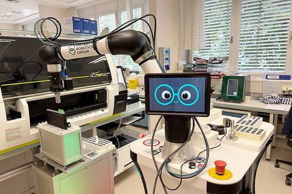 Das Bild zeigt einen Roboter im Labor des Krankenhauses der Barmherzigen Brüder Wien.