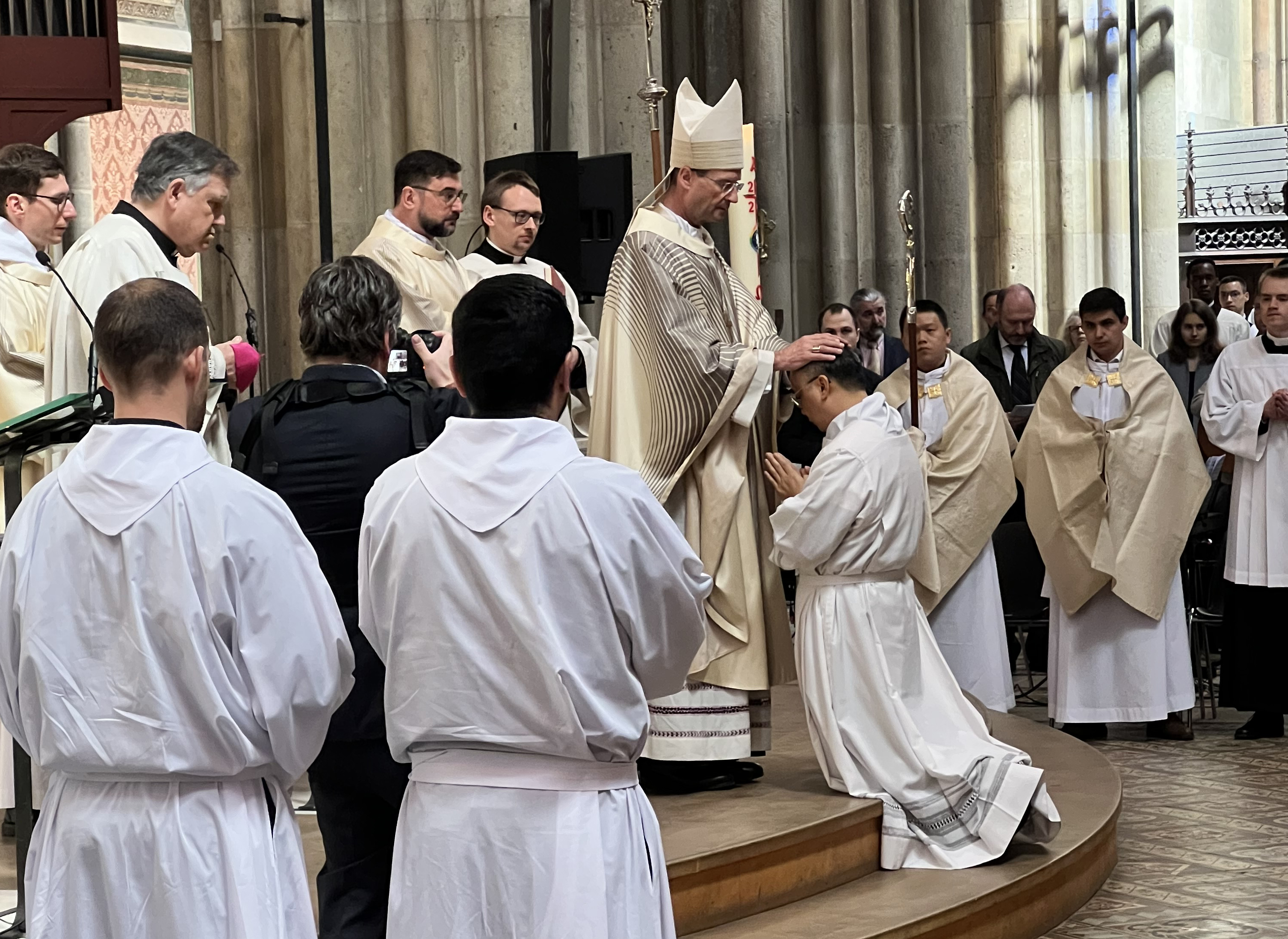 Diakonweihe von Pater Prior Thomas Pham OH am 27. April - Handauflegung