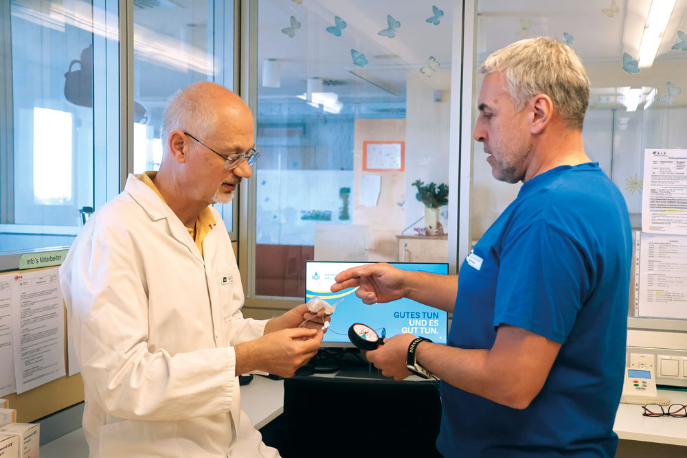 Fachlicher Austausch / Barmherzige Brueder Neurologe Dr. Bernd Zechner (links) und DGKP Heinz Stampfl besprechen den Einsatz von Trachealkanülen mit Sprechfunktion.