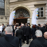 Die Messebesucher am Weg zur Agape in das Erzbischöfliche Palais.