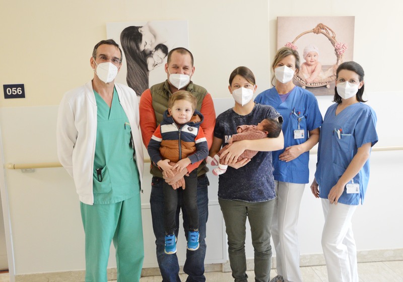 Geglückter Start ins Leben / Barmherzige Brüder Bildmaterial © Barmherzigen Brüder Vor wenigen Tagen wurde Mia am Krankenhaus der Barmherzigen Brüder St. Veit/GLan mit der Unterstützung des Geburtshilfe-Teams rund um Prim. Dr. Ronaghi, MBA (links) und den Hebam-men Bettina Steindorfer (2. v. recht