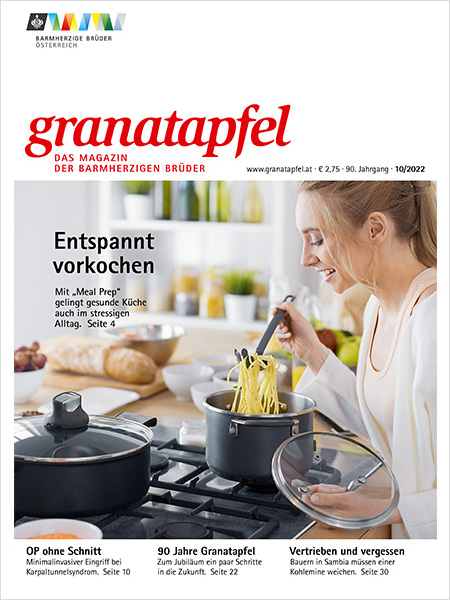 Das Bild zeigt das Cover des Granatapfel Magazins 10/2022 mit einer Frau, die ein Essen zubereitet.