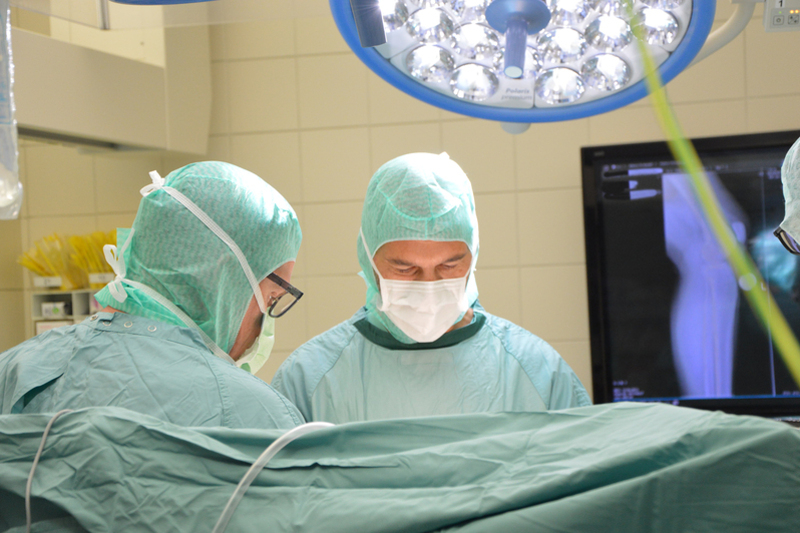Prim. Dr. Oliver Djahani Knie-OP