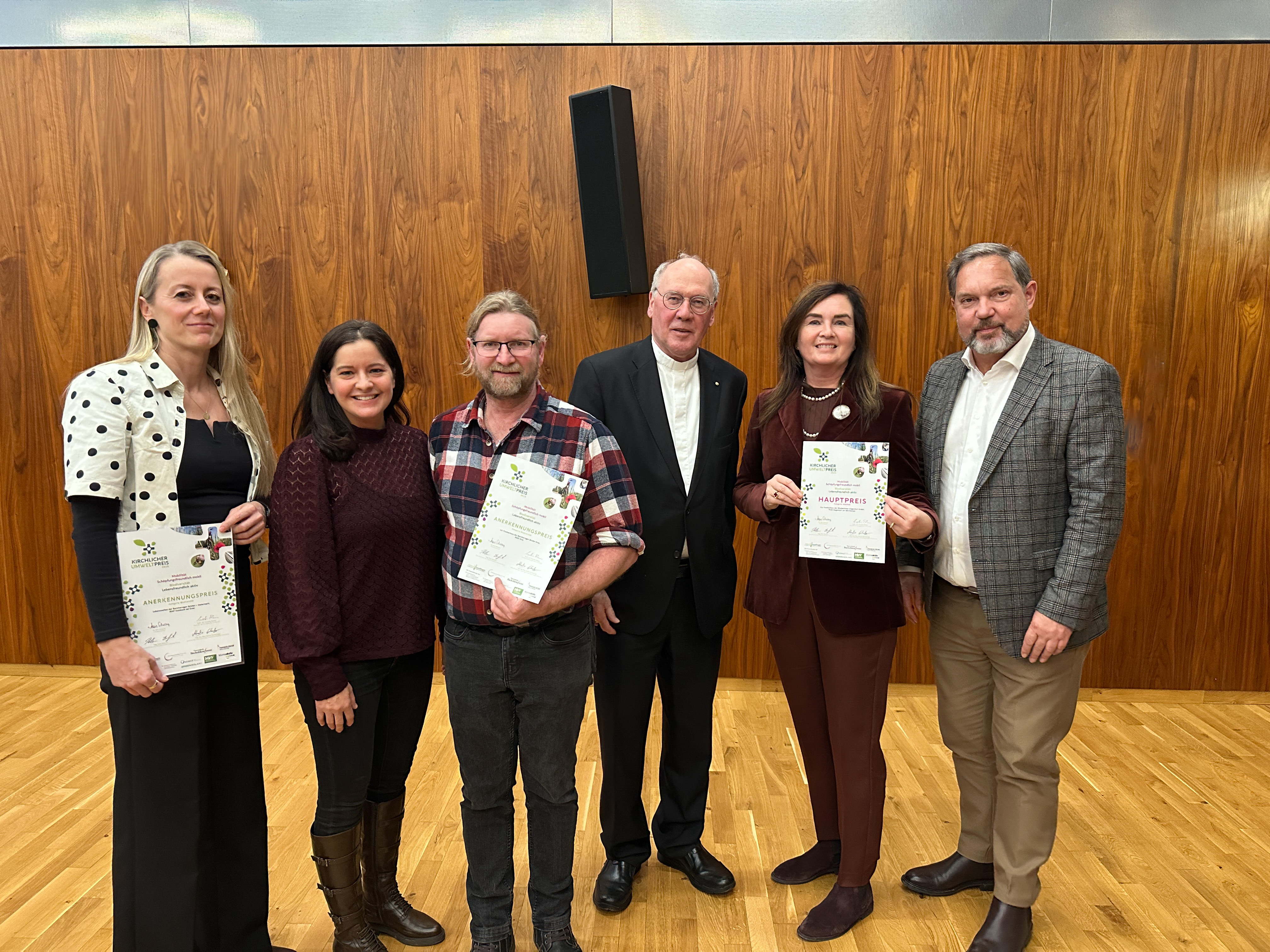 Gruppenfoto BHB Graz, Lebenswelten Kainbach, Elisabethinen Klagenfurt mit Bischof Schwarz