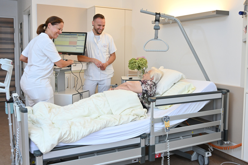 Das Team der Akutgeriatrie und Remobilisation am Elisabethinen-Krankenhaus Klagenfurt rund um OÄ Dr. erkennen und vorzubeugen.Patricia Walenity unterstützt Patient:innen dabei, gesundheitliche Risiken frühzeitig zu 