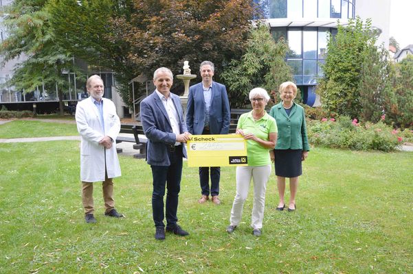  Bildtext: © Barmherzige Brüder Das Purpurrote-Charity-Golfturnier zugunsten des Förderkreises Onkologie St. Veit/Glan war ein voller Erfolg. Mit Stolz konnte Initatorin Isolde Pugganig dem Förderkreis mit Obmann Meinhard Aicher einen Spendenscheck i