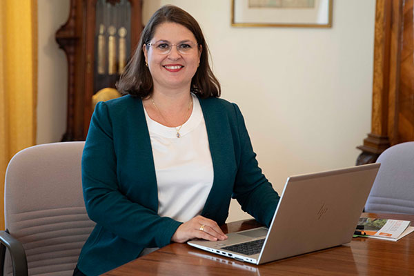 Das Bild zeigt Mag. Ruth Nadbath, Gesamtleiterin und Kaufmännische Direktorin der Barmherzigen Brüder Kritzendorf.