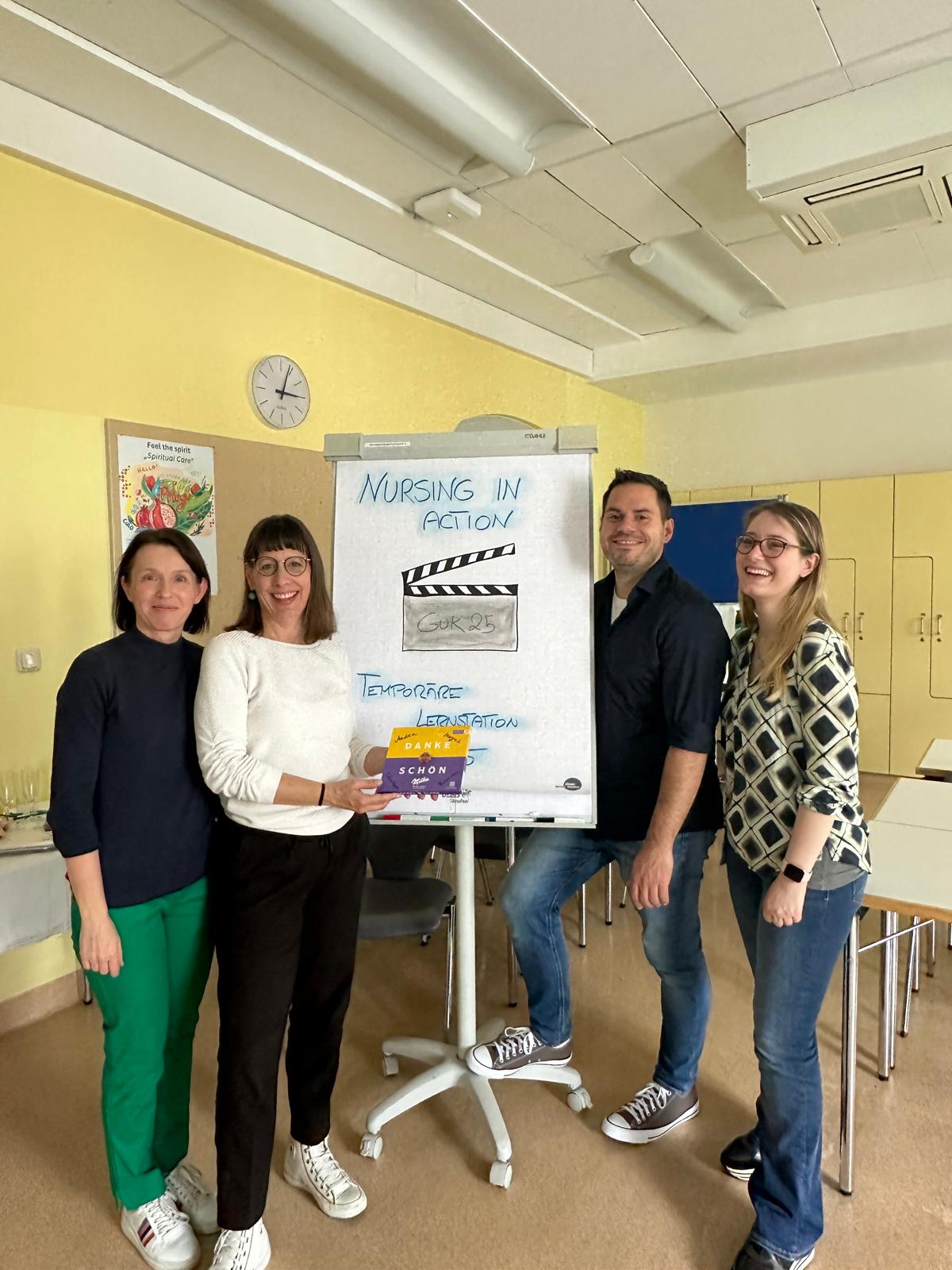 Menschen neben einem Chartboard