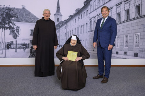 (C) Thomas Hude, Thomas Hude Prior Paulus, Generaloberin Consolata Hassler und Mag. Michael Steiner bei der Buchpräsentation, Location: Elisabethinen Krankenhaus Klagenfurt, 18.2.2022, Fotograf Thomas Hude
