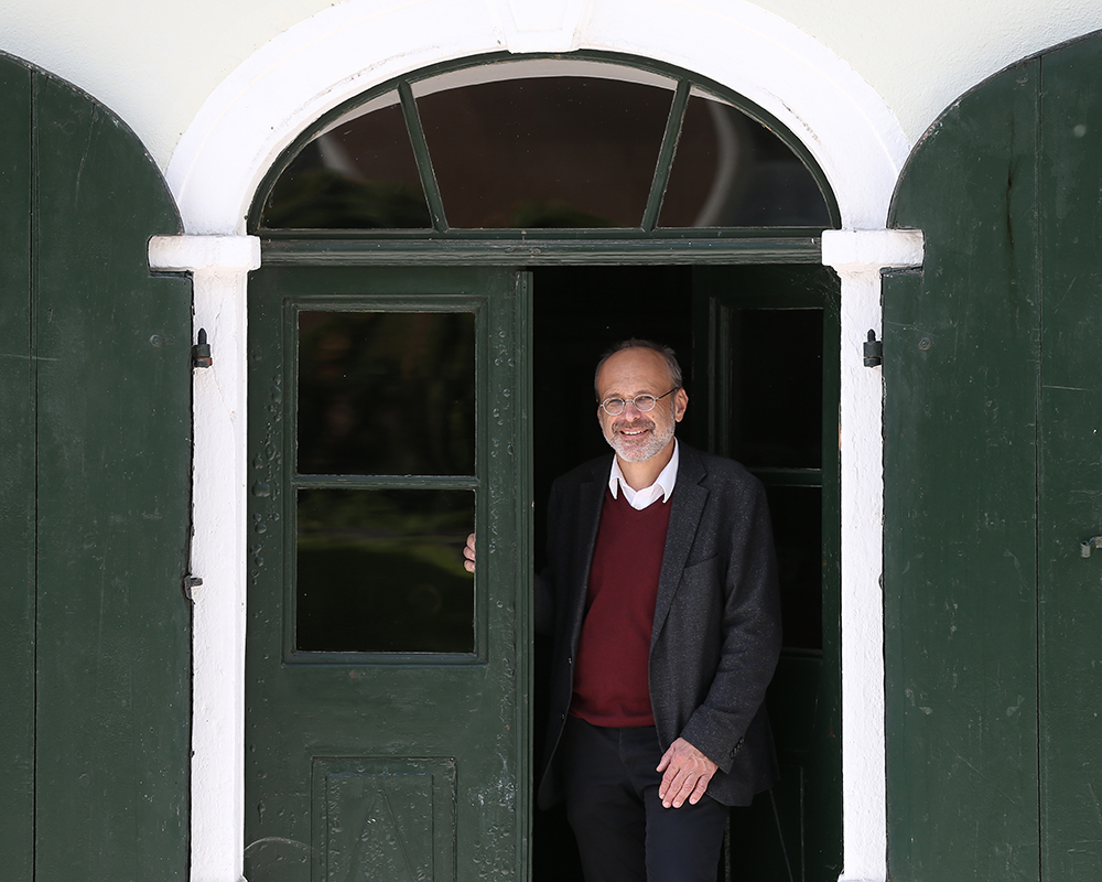 Primar Fellinger öffnet eine grüne Flügeltür