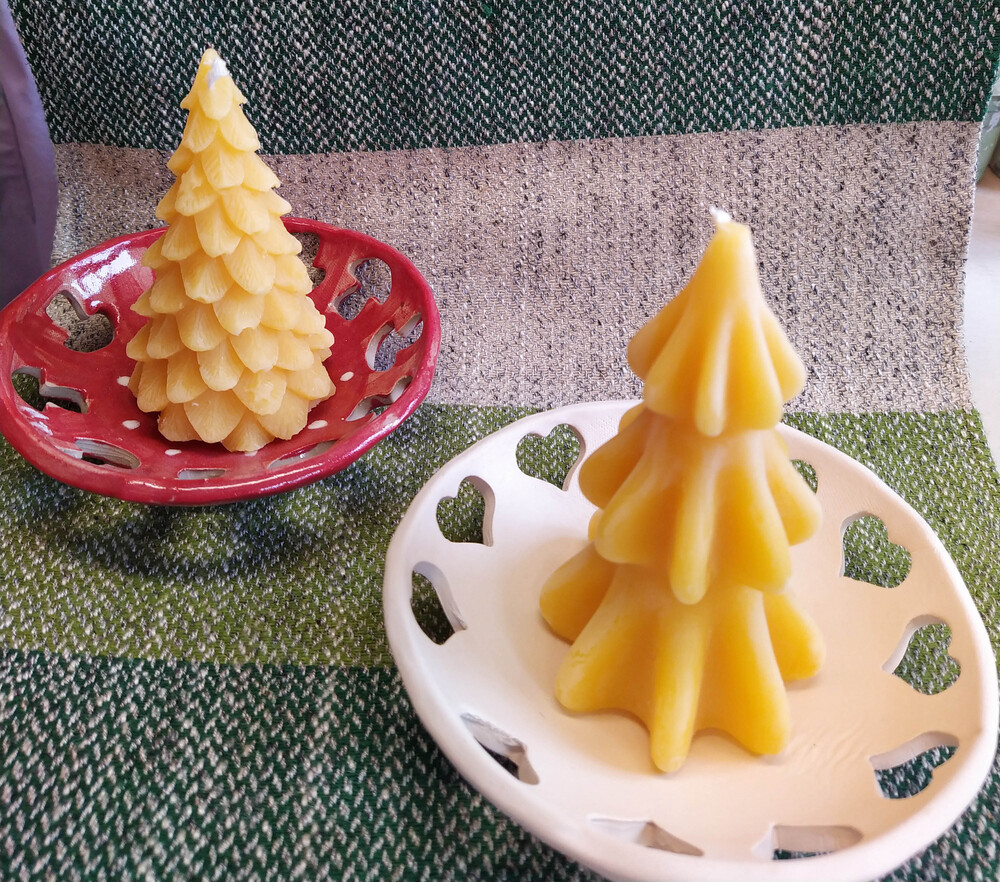 Gewebter Tischläufer mit  Keramikteller und Kerzen