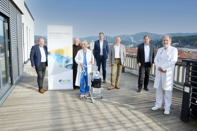 Rotary-Vorstandsmitglied Winfried Pichorner, P. Prior Paulus Kohler, OH, DGKP Luise Thinius (Stationsleitung Intensivstation), Mag. Manfred Kraßnitzer (Kaufmännischer Direktor), Rotary-Club-Präsident Werner Schratt, KH-Gesamtleiter Dir. Mag. Michael 