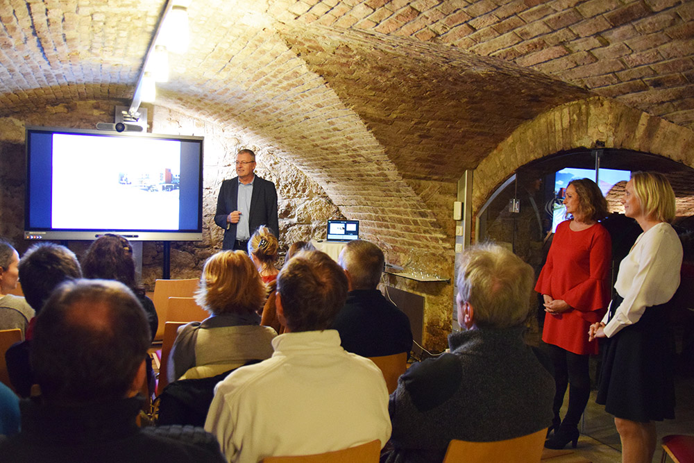 Ein Foto von einem Vortragenden bei einer Zuweiserveranstaltung.